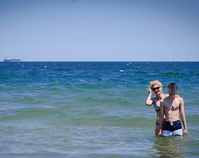 Министър Динкова влезе в морето със сина си и показа чистата вода