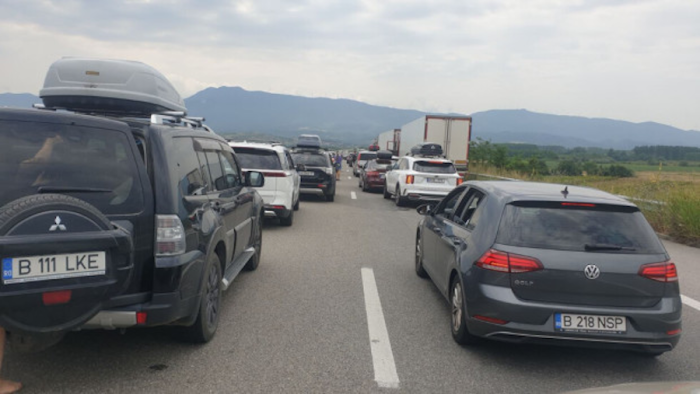 На границата с Гърция има километрични опашки от автомобили
