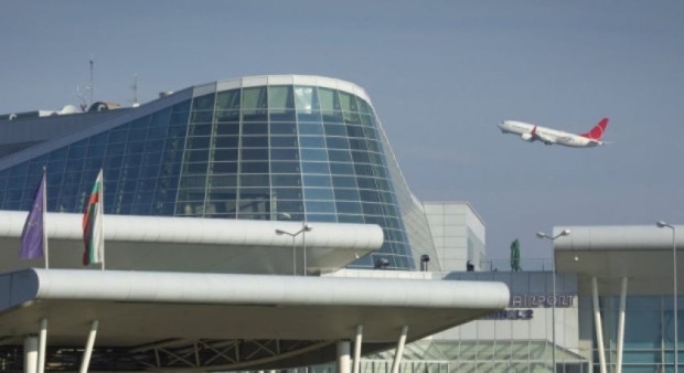 Самолет кацна аварийно в София, пиян британец опитал да отвори вратата