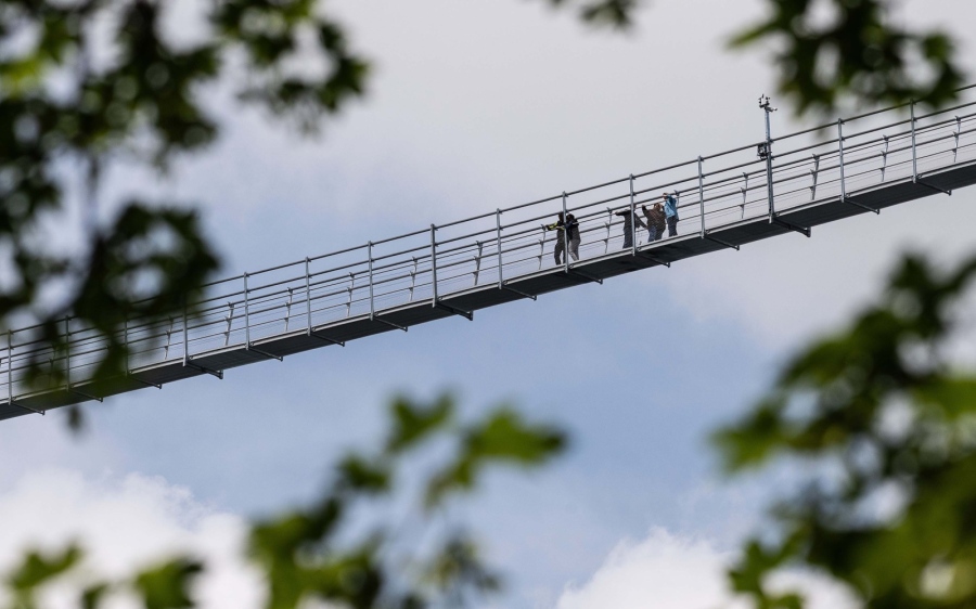 Германия откри най-дългия висящ пешеходен мост в света