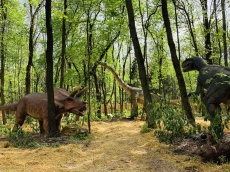 Дино парк с над 30 макета на динозаври отворя врати в Албена