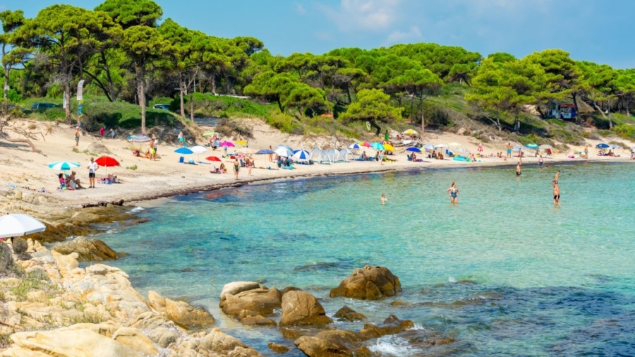 В Гърция ще арестуват родители, оставили без надзор децата си на плажа