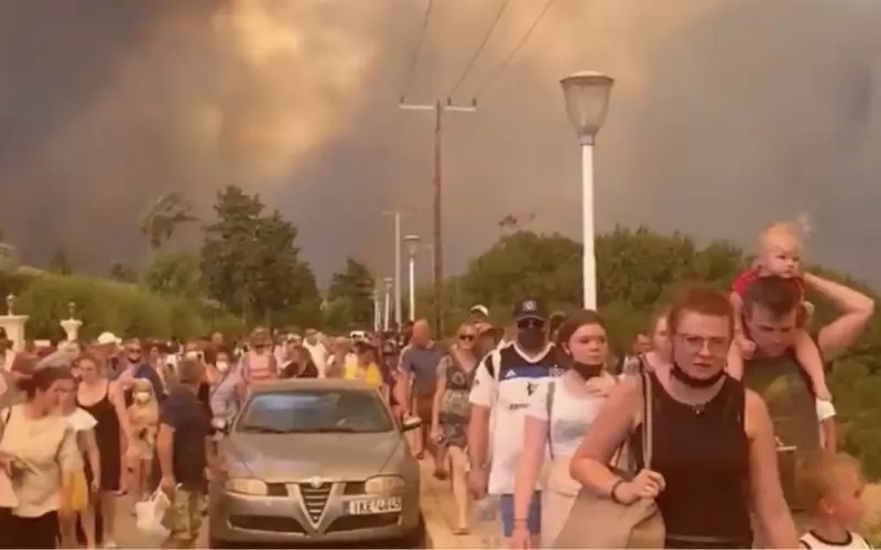 Над 30 хил. туристи са евакуирани от остров Родос заради горски пожари