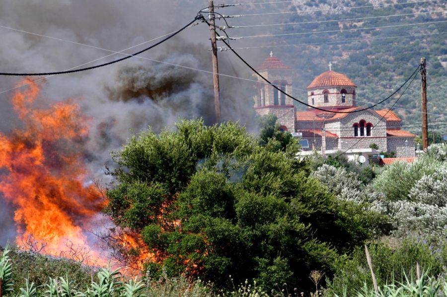 Туроператорите нямат български туристи на Родос и покрай пожарите на Корфу