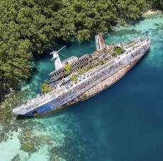 Огромен круизен кораб, потънал край райски плаж, е атракция за туристите