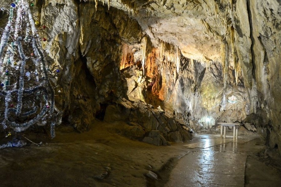 Туристи бягат от жегите към Ягодинската пещера