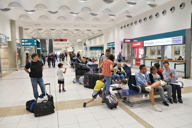 Над 120 българи чакаха 15 часа полет за София в Бари