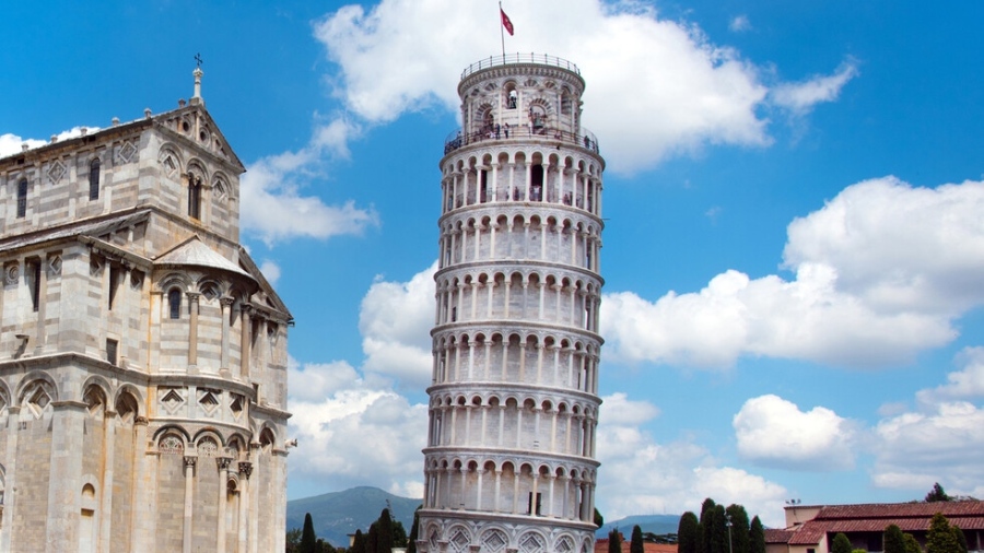 Арестуваха френска туристка, изписала инициалите си върху кулата в Пиза