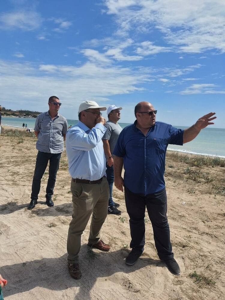 Министърът на околната среда и водите Юлиян Попов и експерти провериха състоянието на дюните в района на Дуранкулак