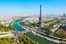 След 100 г.: Париж разрешава плуването в Сена през 2025 г.