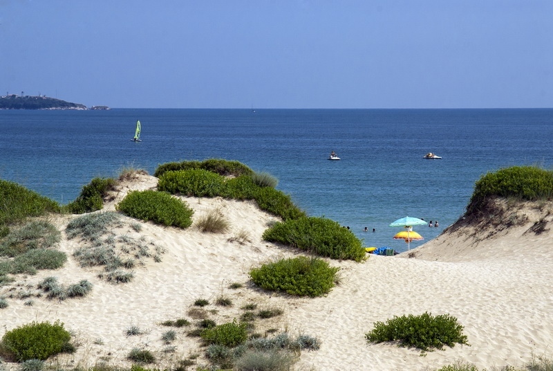 На плаж върху дюни: Премахват караваните от Вромос, издирват 12 къмпингуващи