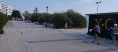 Слънчев бряг АД отстрани пясъка от плажната алея след силния вятър