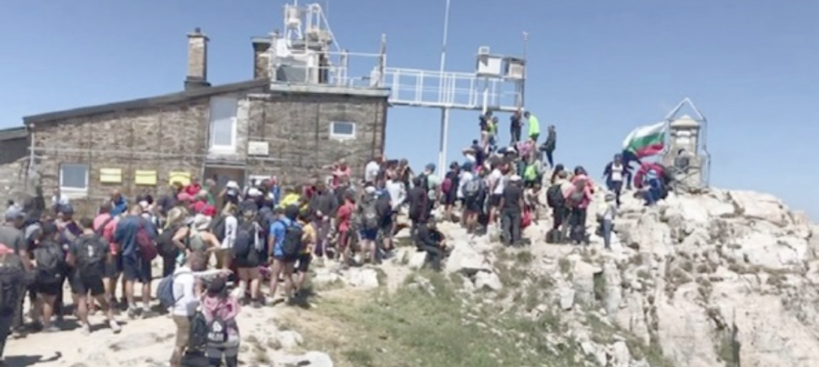 Туристи чакат 45 минути да се снимат на връх Мусала
