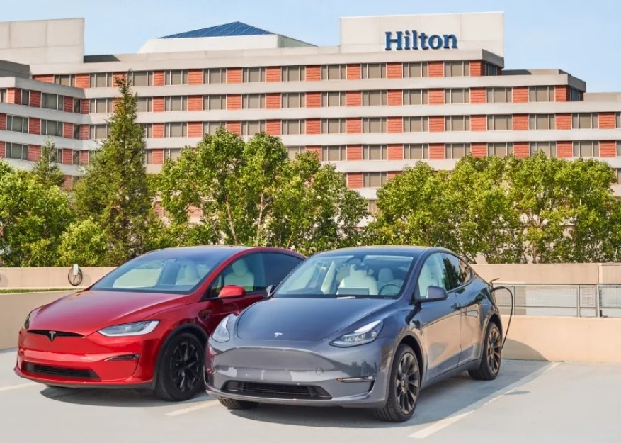 Hilton инсталират 20 000 зарядни за Tesla в хотелите си