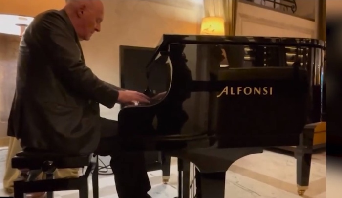 Антъни Хопкинс посвири на пиано в лобито на хотел (ВИДЕО)
