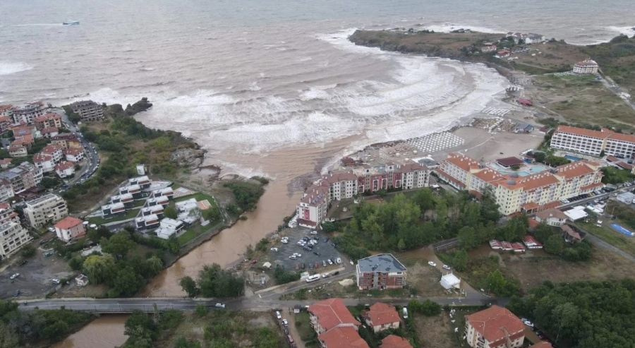 Препоръчват да не се ползват плажовете в засегнатите от наводненията райони по Черноморието