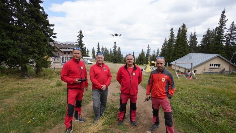 С четири дрона с термокамери планинските спасители ще търсят закъсали туристи