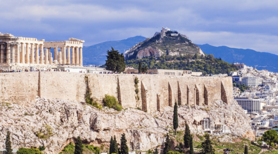 Турист е арестуван на Акропола в Атина - опитал да открадне парчета от древен мрамор