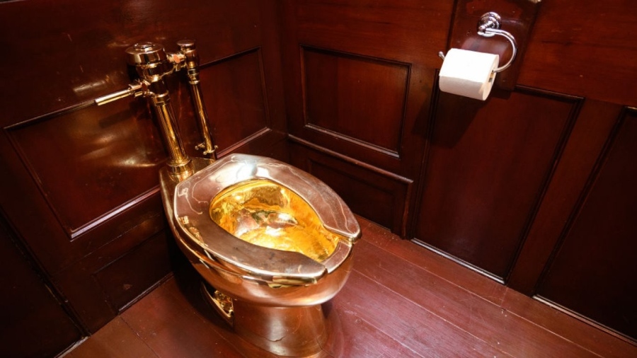 Златна тоалетна за 6 млн. долара бе открадната от двореца на Уинстън Чърчил