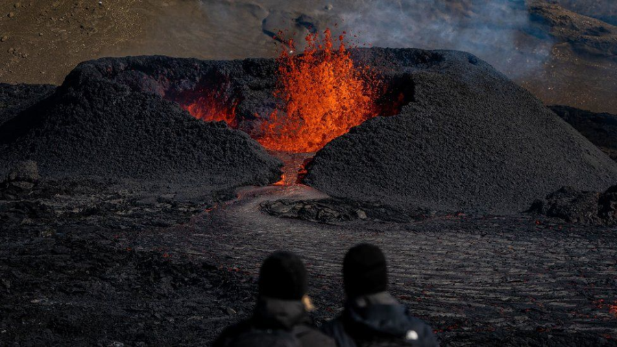 Исландия обяви извънредно положение заради опасност от изригване на вулкан