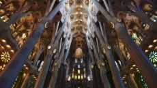 Новите две кули на катедралата Саграда фамилия в Барселона грейнаха в светлини