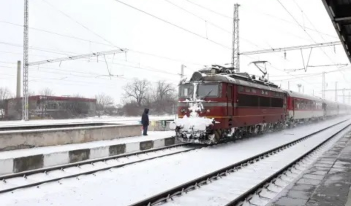 БДЖ съобщи за отменени и огромни закъснения на пътуващи влакове