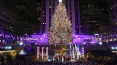 Коледната елха на Рокфелер център в Ню Йорк засия с 50 000 светлини
