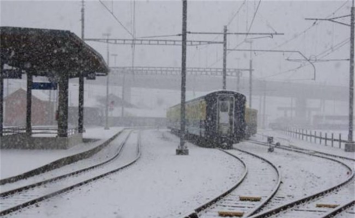 Спират полети и отменят влакове заради снега в цяла Европа