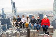 Rockefeller Center пуска преживяане, което пресъздава снимката Обяд на върха на небостъргач