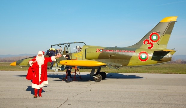 Дядо Коледа кацна на летище Пловдив