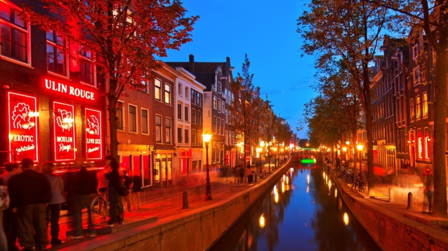 Кварталът на червените фенери в Амстердам вече има нова локация