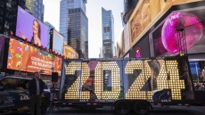 Таймс скуеър в Ню Йорк се подготвя за посрещането на 2024 г.