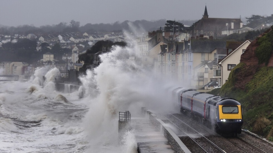 Бурята Герит блокира влакове и остави хиляди без ток в Шотландия и Северна Англия