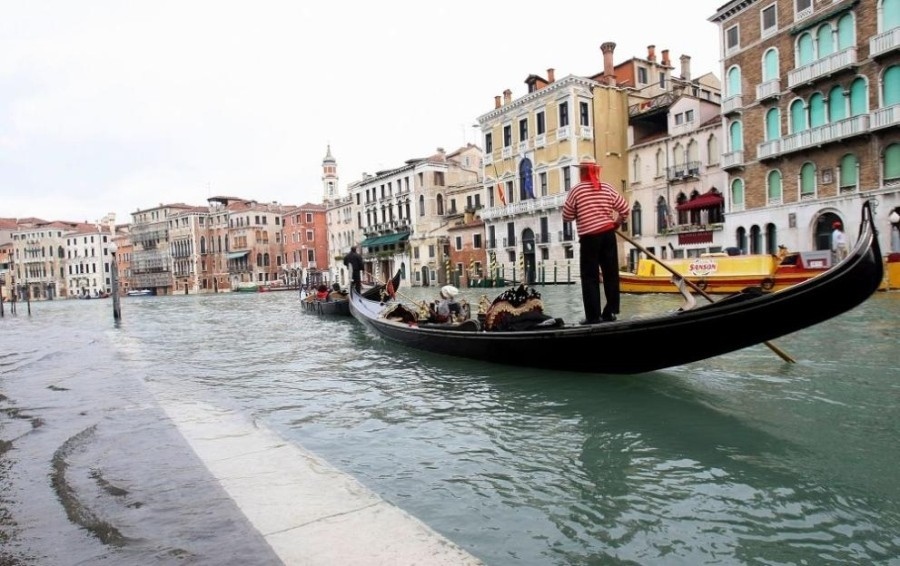 Венеция забрани големите туристически групи и високоговорители