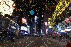 На фона на Синатра, с конфети и възгласи хиляди хора посрещнаха Нова година на Таймс Скуеър
