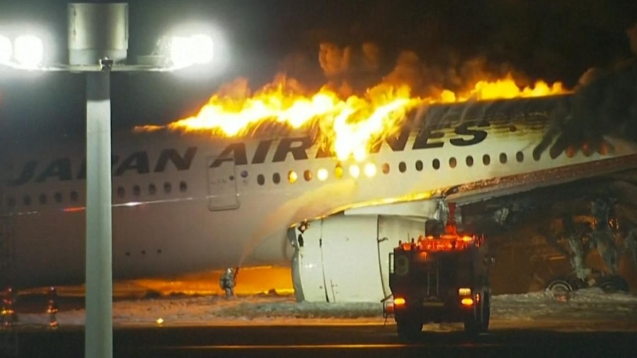 При кацане на летище Ханеда в Токио самолет на Джапан Еърлайнс се е запалил