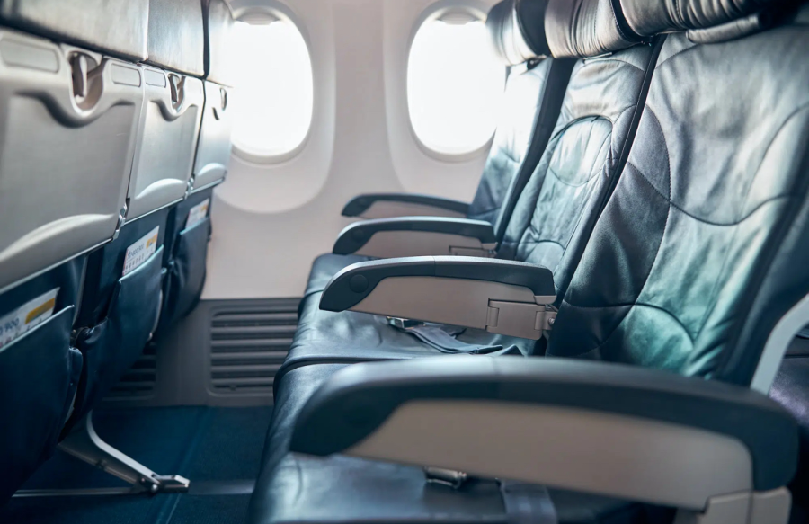 Защо накланящите се седалки изчезват от самолетите?