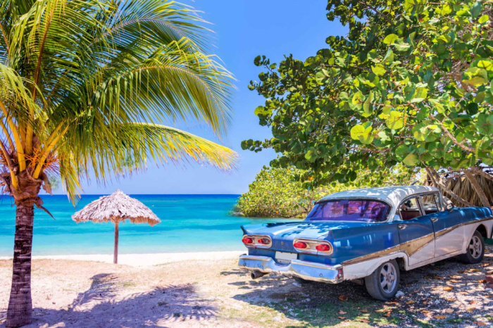 Туроператорът Юзит Калърс обработва документи за визи за Куба
