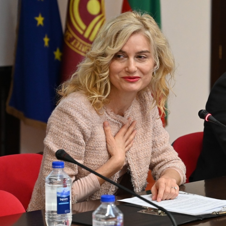 Зарица Динкова: Туризмът и работата на бизнеса няма да спрат от ротацията