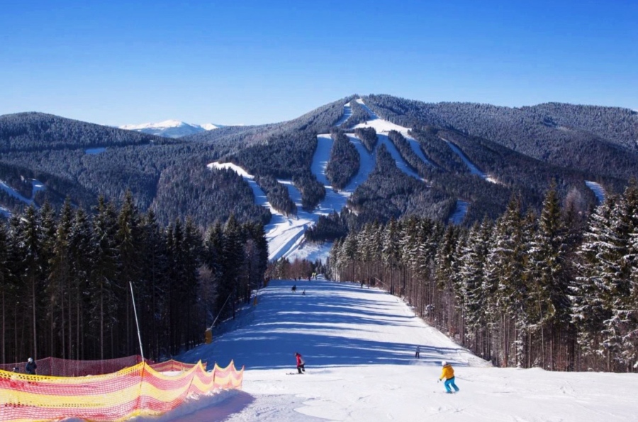 Румънците на ски в разкъсваната от война Украйна