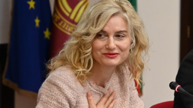 Големите туроператори подкрепят оставането на министър Динкова