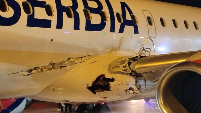 Самолет с дупка на корпуса кацна на летището в Белград 