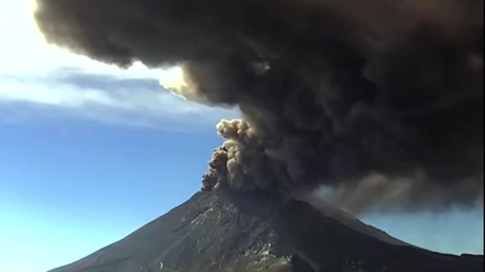 Заради изригнал вулкан: Авиокомпании отменят полети от Мексико сити 