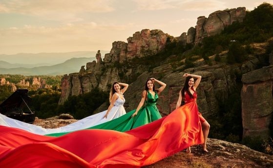 Летящите рокли с цветовете на трибагреника поздравяват българите за 3 март