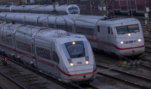 Служители на летища и жп транспорт в Германия стачкуват до събота