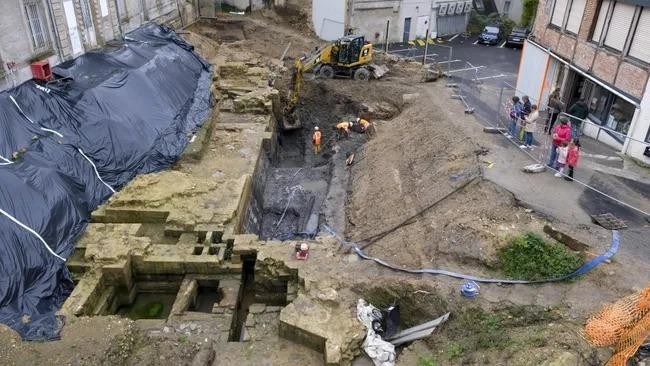 Откриха замък и ров от XIV под хотел във Франция