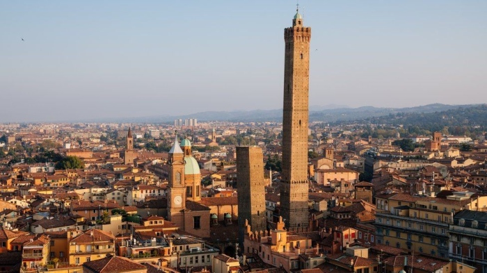 Италия ще спасява наклонената кула в Болоня