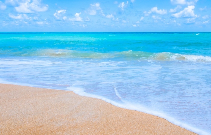 Албански плаж е с най-синята вода в света